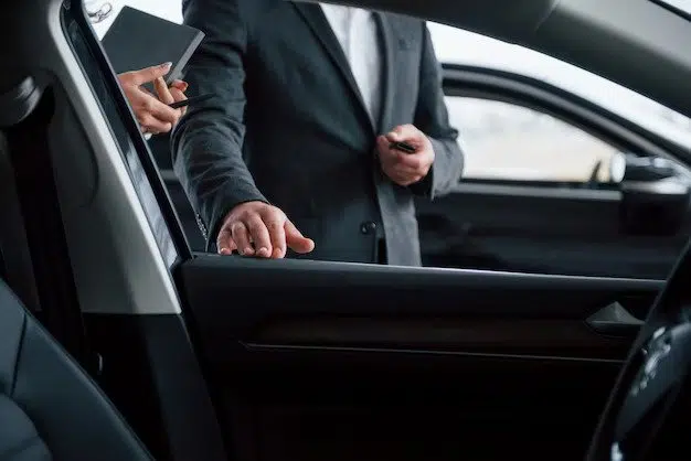 5 Reasons to Consider Using a Chauffeur Service for Airport Transfers
